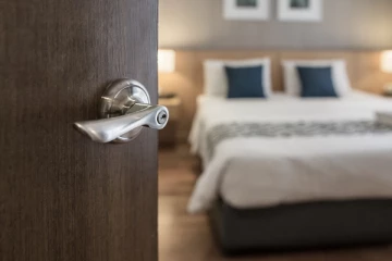 தன்பாலின காதல்.. ஆத்திரத்தில் அந்தரங்க உறுப்பை வெட்டிய காதலன்!