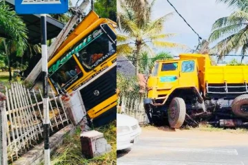 சாரதியின் தூக்கக் கலக்கத்தால் குடைசாய்ந்த பாரவூர்தி ; மின்சாரத் தூணுக்கும் சேதம்