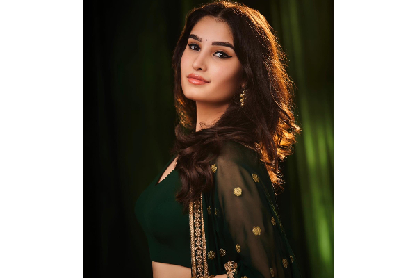 18 வயது மகளுடன் ஏர்போர்ட் வந்த கேஜிஎப் நடிகை! நடந்த சம்பவத்தால் கடும் கோபம் | Raveena Tandon Daughter Rasha Pushed In Airport