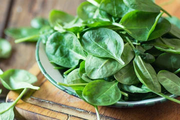 தினமும் கீரை சாப்பிட்டால் இவ்வளவு பக்கவிளைவுகளா? யாரெல்லாம் தொடக் கூட கூடாது தெரியுமா?