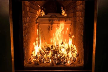 ආදාහනාගාරයේදී සේවකයන් දෙදෙනෙකුගේ සිරුරට ගිණි ඇවිලේ...