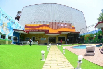 பிக்பாஸ் 6 உள்ளே செல்லும் 5 போட்டியாளர்கள் உறுதி! இந்த நடிகரும் செல்கிறாரா? கசிந்த அப்டேட்!