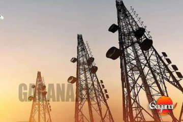 නිවසක් මතට විදුලි සංදේශ කුලුණක් කඩා වැටේ