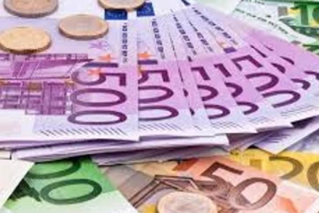 பாரிஸ் வீதிகளில் கொட்டிக்கிடந்த பெருந்தொகை யூரோ!