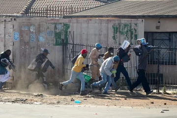 தென் ஆப்பிரிக்காவில் கொளுந்துவிட்டு எரியும் வன்முறை:  இதுவரை 72 பேர் உயிரிழப்பு!