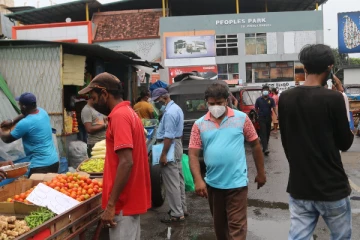 ஊரடங்குச் சட்டம் அமுலிலுள்ள நிலையிலும் கொழும்பில் மக்கள் நடமாட்டம்!
