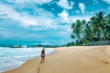 இலங்கை வந்த வெளிநாட்டு பெண்ணுக்கு நேர்ந்த கொடுமை; நபரின் மோசமான செயல்