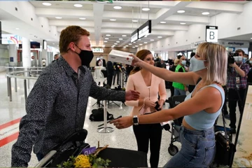 18 மாதங்களின் பின்னா் நீக்கப்பட்ட எல்லைக்கட்டுப்பாடுகள்: அவுஸ்திரேலியா்களின் உணா்ச்சிமிக்க தருணங்கள்