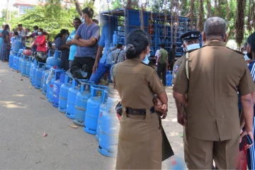 எரிவாயுவுக்காக காத்திருந்தவர்கள் மீது அநாகரிகமாக நடந்து கொண்ட பொலிஸ் அதிகாரி