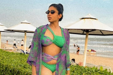 சார்பட்டா பட நடிகை துஷாரா பிகினியில் எல்லைமீறிய கிளாமர்