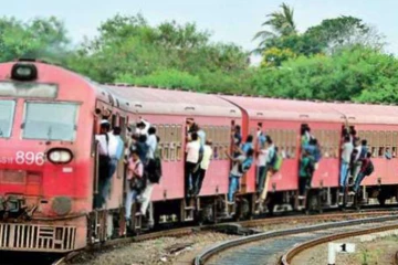 දුම්රියේ යන්නත් බය හිතෙන ඇඟ හිරි වැටෙන චෝදනාවක් සමඟ දුම්රිය ස්ථානාධිපතිවරුන්ගෙන් රතු එළියක්