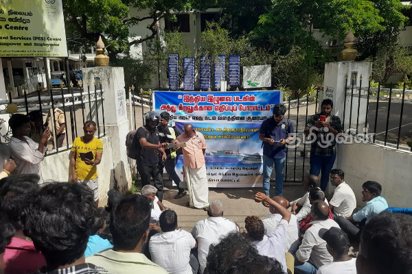 யாழ்.மாவட்ட செயலக நுழைவாயிலை முடக்கி கடற்றொழிலாளர்கள் போராட்டம் (Photos) | Fishermen Protest In Jaffna