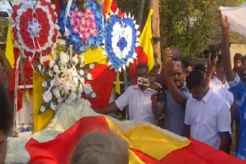 விடுதலைப் புலிகளின் தலைவர் இல்ல வளாகத்தில் குவிந்த மக்கள் கூட்டம்