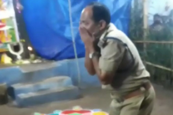 குடித்துவிட்டு மாரியம்மா பாடலுக்கு குத்தாட்டம் போட்ட எஸ்ஐ - வைரல் வீடியோ! | Kerala Police Si Drunk And Dance Viral Video குடித்துவிட்டு மாரியம்மா பாடலுக்கு குத்தாட்டம் போட்ட எஸ்ஐ - வைரல் வீடியோ! | Kerala Police Si Drunk And Dance Viral Video