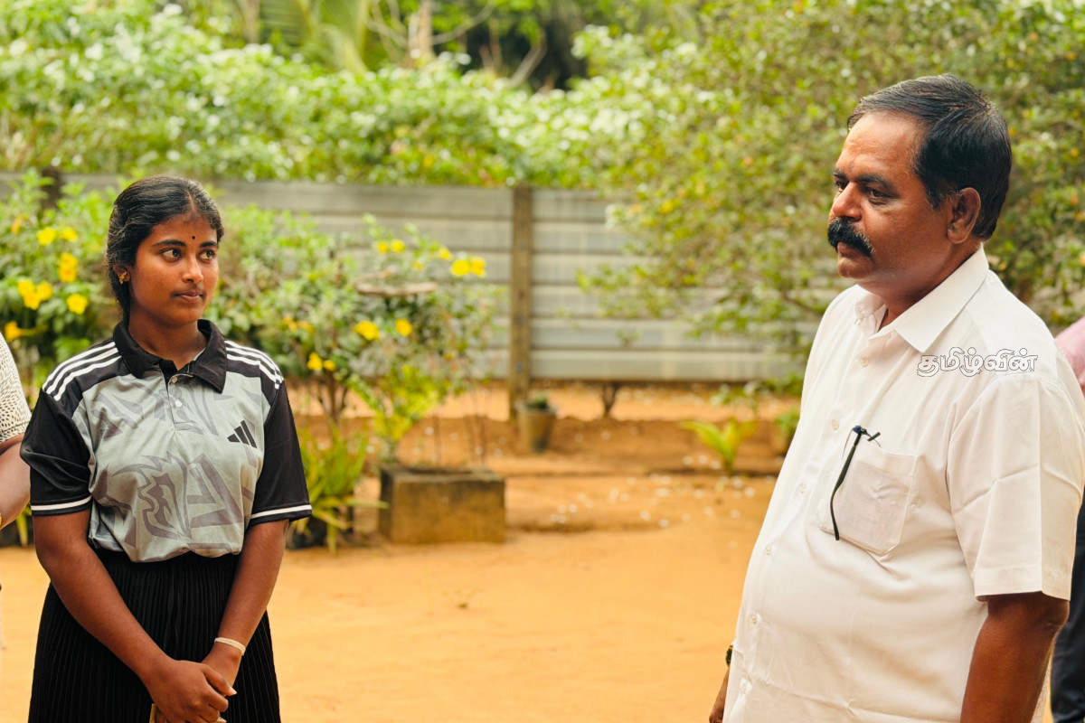 உயர்தர பரீட்சையில் சாதனை படைத்த மாணவி: நேரில் சென்று வாழ்த்திய சிறீதரன் எம்.பி! | Sridharan Mp Congratulates Student