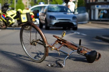 சுவிஸ் சாலையில் கார் பந்தயம்... சைக்கிளில் வந்த இளம்பெண்ணுக்கு நேர்ந்த துயரம்: பெற்றோர் கோரிக்கை