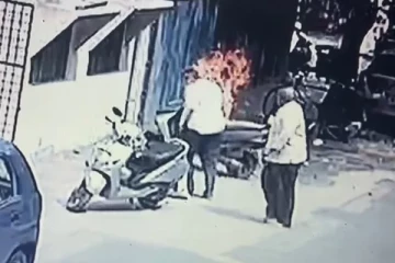 பணத்தகராறு காரணமாக பெற்ற மகனை தீ வைத்து கொளுத்திய தந்தை - பதறவைக்கும் காட்சிகள்