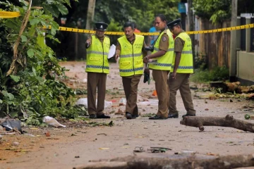 வெளிநாட்டிலிருந்து வந்த மனைவியை கொடூரமாக கொலை செய்த கணவன்