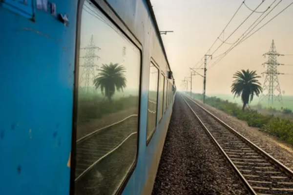 ஓடும் ரயிலில் இளம்பெண் மீது பலாத்கார முயற்சி ; சமூக ஊடகங்களில் வைரலாகும் வீடியோ | Attempted Rape Of Woman Moving Train Video Viral ஓடும் ரயிலில் இளம்பெண் மீது பலாத்கார முயற்சி ; சமூக ஊடகங்களில் வைரலாகும் வீடியோ | Attempted Rape Of Woman Moving Train Video Viral