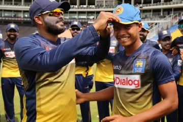 தனது முதல் சர்வதேச போட்டியில் களமிறங்கும் இலங்கை வீரர்: உற்சாகமாக வரவேற்ற வீரர்கள்