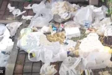 மே தின பேரணியால் பாடசாலை முன் குவிந்த குப்பைகளை அகற்றிய மாணவர்கள்!