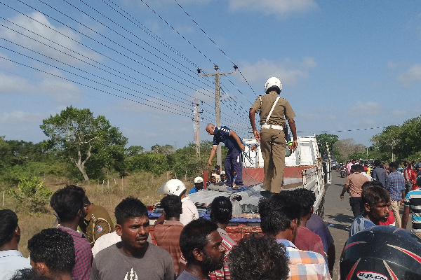 தமிழர் பகுதியில் இன்று காலை இடம்பெற்ற பெரும் சோகம் | Mother And Daughter Died Accident In Vavuniya