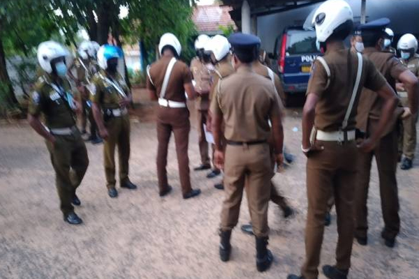 வவுனியாவில் பொலிஸாரால் ஏற்பட்ட பரபரப்பு! | The Excitement Caused By The Police In Vavuniya