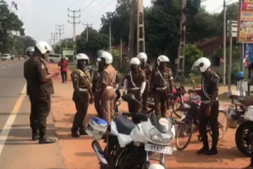 கிளிநொச்சியில் முதியவரை மோதித்தள்ளிய பொலிஸார்!