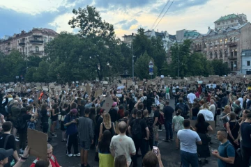 சர்ச்சைக்குரிய சட்டமூலத்துக்கு எதிராக உக்ரேனில் ஆயிரக்கணக்கானோர் ஆர்ப்பாட்டம்