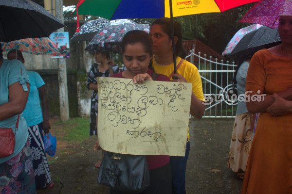 கந்தளாயில் சிவில் பாதுகாப்புப் படை வீரர்களின் மனைவிகள் பாரிய போராட்டம்! | Civil Defence Force Soldiers Stage Massive Protest