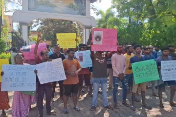 அடிப்படை வசதிகள் இன்றி வியாபார நடவடிக்கை! மட்டக்களப்பில் போராட்டம்
