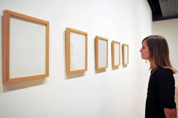 கண்ணுக்கு தெரியாத சிலை; 13 லட்சத்திற்கு விற்பனை!