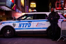 பொலிசாருக்கு வந்த தொலைபேசி அழைப்பு: குடியிருப்பை சோதனையிட்டவர்களுக்கு காத்திருந்த அதிர்ச்சி