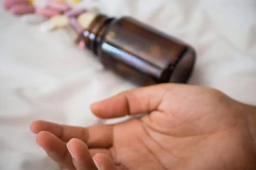 காதலன் இறப்பை தாங்க முடியாத காதலி விஷம் குடித்து தற்கொலை