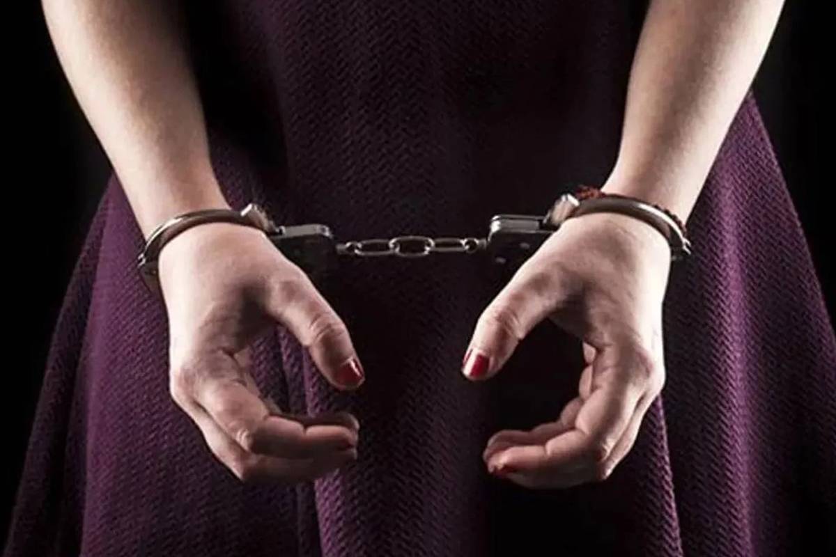 மட்டக்களப்பில் பொலிஸாரின் சுற்றிவளைப்பில் பெண் கைது! | Female Businesswoman Arrested For Leaking
