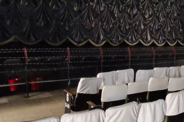 ஸ்கிரீன் முன்பு  முள்வேலி போட்ட தியேட்டர்! இந்த நடிகரின் ரசிகர்களை பார்த்து பயமாம் | Andhra Theater Places Barbed Wire Fence On Screen