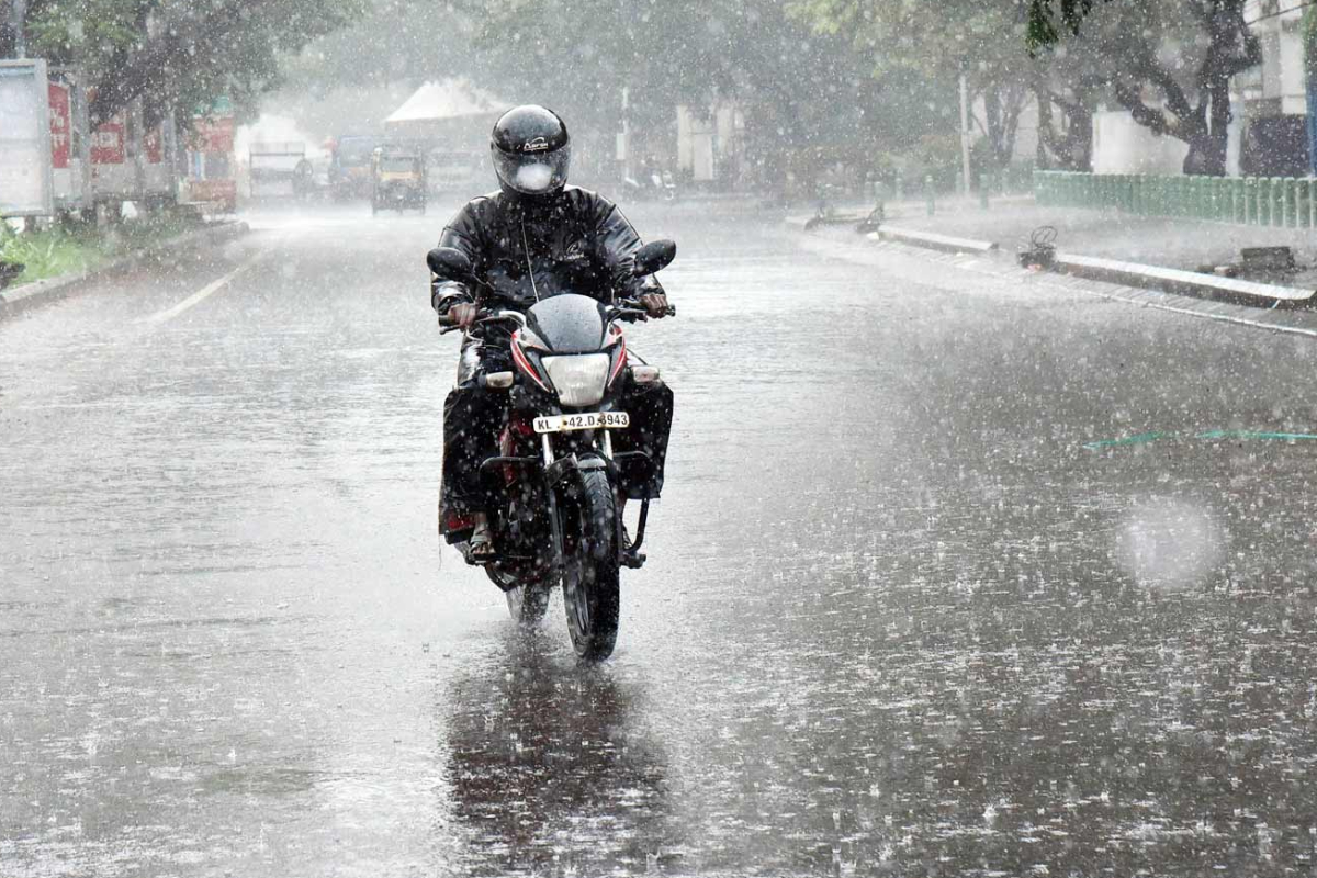 தமிழகத்தில் இன்று 10 மாவட்டங்களில் கனமழை பெய்யும்- எங்கெல்லாம் தெரியுமா? | Heavy Rain In 10 Districts Of Tamil Nadu Today தமிழகத்தில் இன்று 10 மாவட்டங்களில் கனமழை பெய்யும்- எங்கெல்லாம் தெரியுமா? | Heavy Rain In 10 Districts Of Tamil Nadu Today