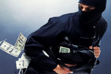 නිවැසියන් සාදයට ගිය අතරතුර , ලක්ෂ 26 කට ආසන්න රන්බඩු සොරාගත් ඥාතී පුතා..