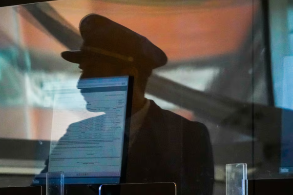 பல ஆண்டுகளாக விமான பைலட்டாக நடித்து ஏமாற்றிய நபர் கைது | Fake Pilot Free Flights