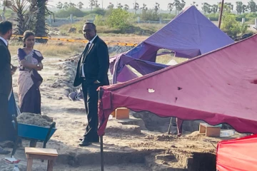 யாழ்.செம்மணி புதைகுழியில் குழந்தையை அரவணைத்தவாறு அகழ்ந்தெடுக்கப்பட்ட என்புக்கூடு