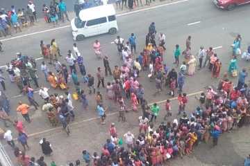 கொழும்பின் முக்கிய எரிபொருள் நிலையத்தில் பதற்றம்! பொலிஸார் மீது தாக்குதல் (Video)