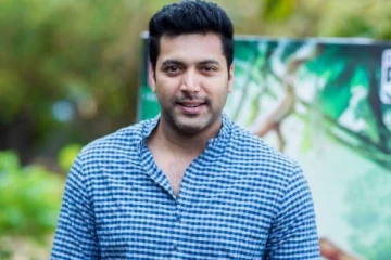 அடையாளம் தெரியாத அளவிற்கு முடி நரைத்து வயதான தோற்றத்தில் ஜெயம் ரவி- போட்டோ பார்த்து ரசிகர்கள் ஷாக்