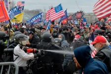 அமெரிக்க நாடாளுமன்றத்திற்குள் டிரம்பின் கலவர கும்பல் எப்படி எளிதாக நுழைந்தார்கள்? உதவியது யார்? வெளியான பரபரப்பு வீடியோ