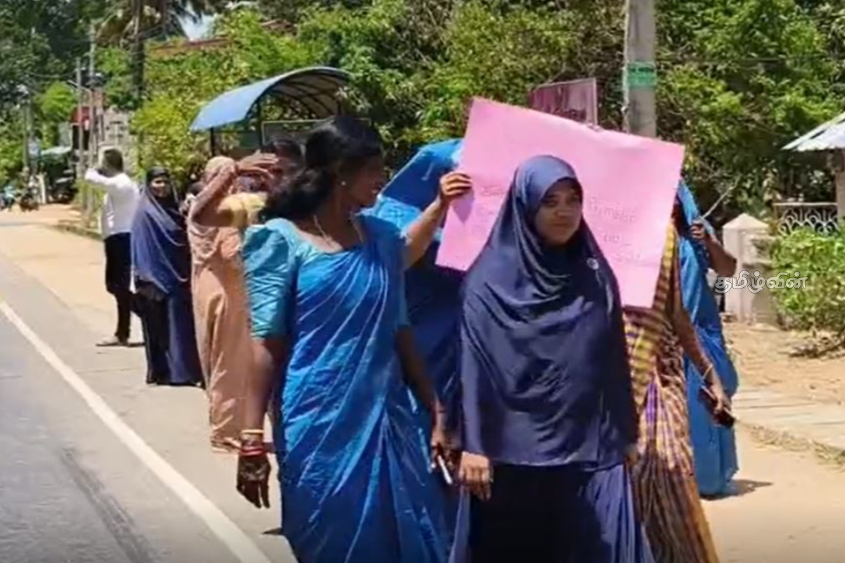 பல்வேறு கோரிக்கைகளை முன்வைத்து கவனயீர்ப்பு போராட்டத்தில் குதித்த தம்பலகாம அபிவிருத்தி உத்தியோகத்தர்கள் | Protest At Trincomalee பல்வேறு கோரிக்கைகளை முன்வைத்து கவனயீர்ப்பு போராட்டத்தில் குதித்த தம்பலகாம அபிவிருத்தி உத்தியோகத்தர்கள் | Protest At Trincomalee