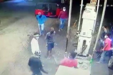 හිසේ ජටා බැඳ මෙරට ඉන්ධන පිරහුම් හලක් කොල්ලකයි..!