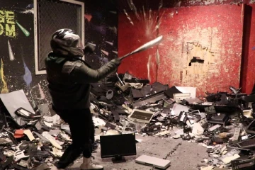 இலங்கையில் முதல் முறையாக அறிமுகமான கோப அறை!