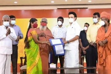 டிரெண்டாகும் சுஹாஞ்சனா! தமிழ்நாட்டின் முதல் பெண் ஓதுவார்- குவியும் பாராட்டுகள்