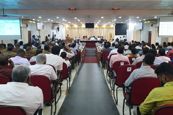 மது வரி திணைக்கள அதிகாரிகளை கடுமையாக எச்சரித்த வடக்கு ஆளுநர் | Governor Fight To Liquor Excise Department Officer