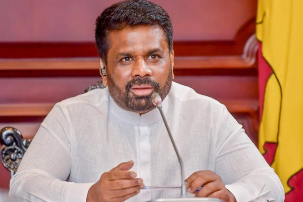 துறைமுகத்தில் தேங்கியுள்ள நூற்றுக்கணக்கான வாகனங்கள் : எழுந்துள்ள குற்றச்சாட்டு | 300 New Imported Vehicles Arrive Hambantota Port