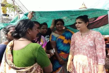 500 லிட்டர் தண்ணீர் போத்தல்களுடன் வந்த பாடகி சின்மயி.., தூய்மை பணியாளர்கள் போராட்டத்திற்கு ஆதரவு